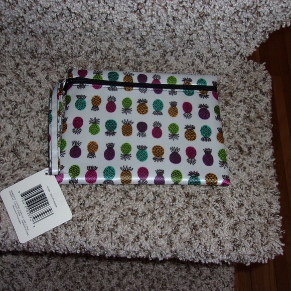 Free w/3 makeup buy!! Pineapple Makeup Bag - Picture 1 of 1